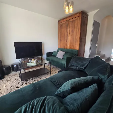Cozy 2 Bedroom House With Garden & Parking Holiday home *