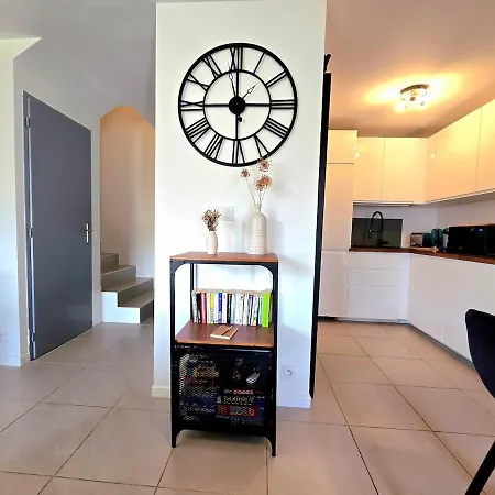 Holiday home Cozy 2 Bedroom House With Garden & Parking Nimes