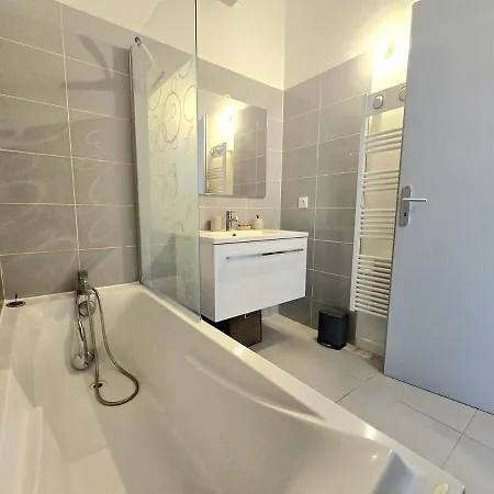 Cozy 2 Bedroom House With Garden & Parking * Nimes