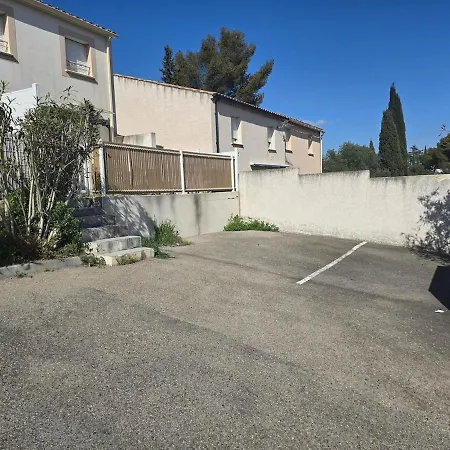 Cozy 2 Bedroom House With Garden & Parking Holiday home Nimes