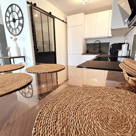Cozy 2 Bedroom House With Garden & Parking *