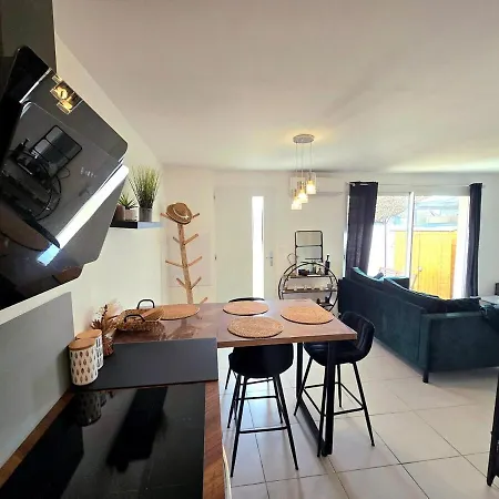 Cozy 2 Bedroom House With Garden & Parking Holiday home Nimes