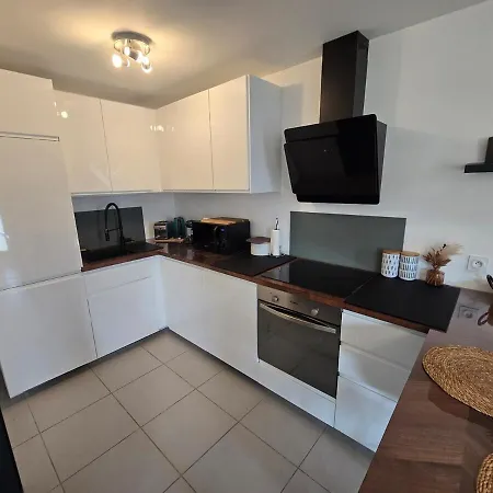 Cozy 2 Bedroom House With Garden & Parking *