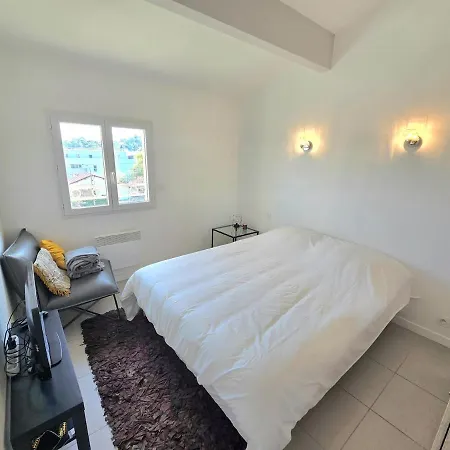 Cozy 2 Bedroom House With Garden & Parking