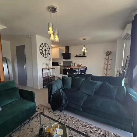 Cozy 2 Bedroom House With Garden & Parking *