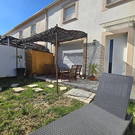 Cozy 2 Bedroom House With Garden & Parking