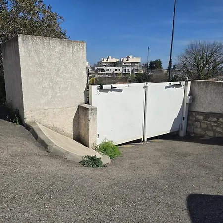 Feriehus Cozy 2 Bedroom House With Garden & Parking Nîmes