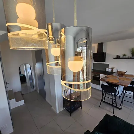 Cozy 2 Bedroom House With Garden & Parking *